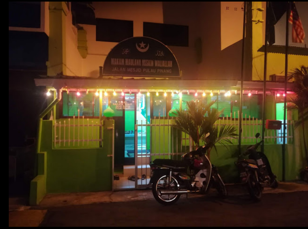 Makam Maulana Miskin Waliallah at night