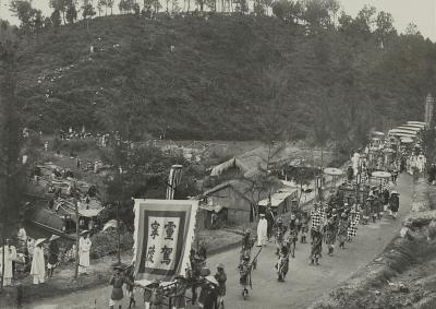 A parade at Ứng Mausoleum