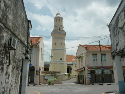 Photo of the mosque. It's a sunny day.