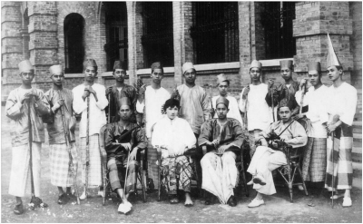 Boria performers at Hutton Lane (Jalan Hatin) towards Kedah Road (Kampong Melaka).