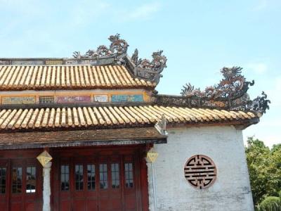 The side of the roof of a building in the imperial city. The roof is decorated with dragons.