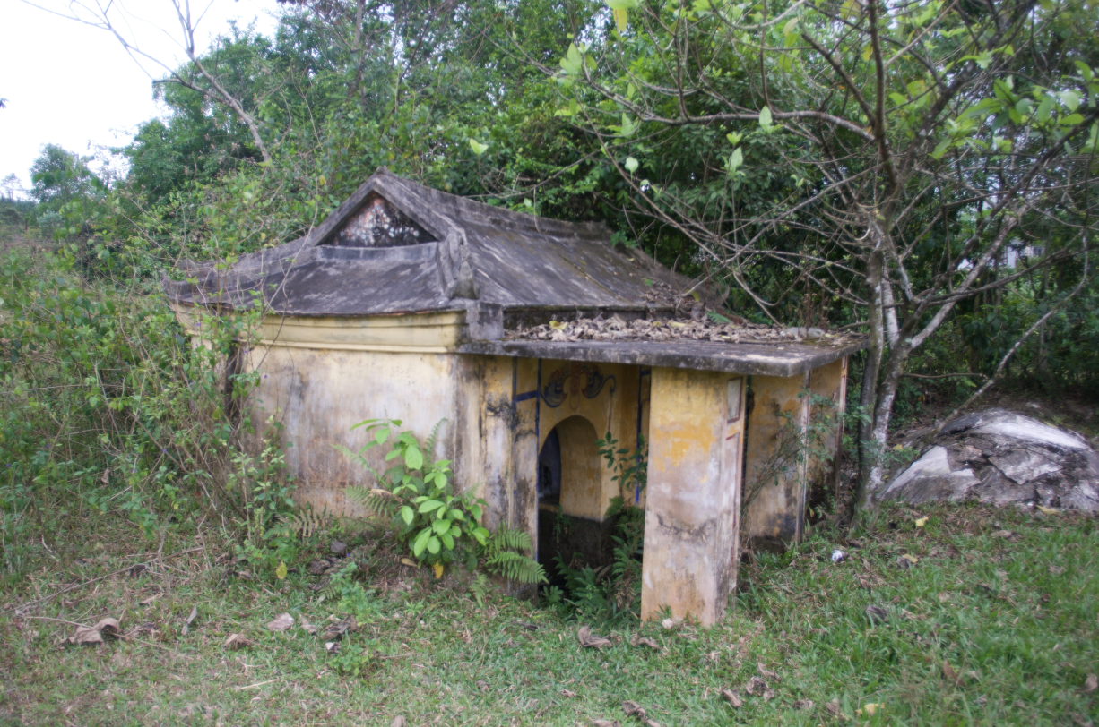 Shrine of the First Settler - Nguyệt Biều Village - Huế