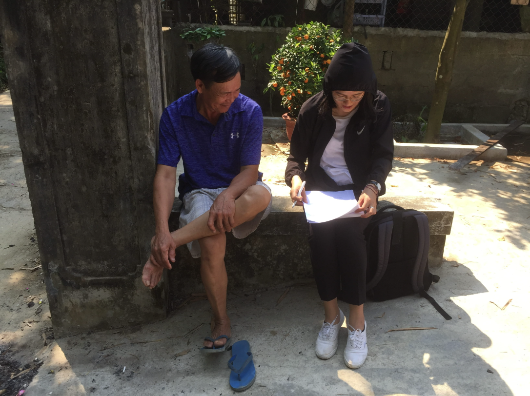 Phi Nguyen interviewing an old man in Chiết Bi Village